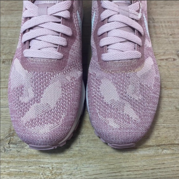 LIKE NEW Nike MD Runner Running Shoe / 7 - Picture 4 of 7